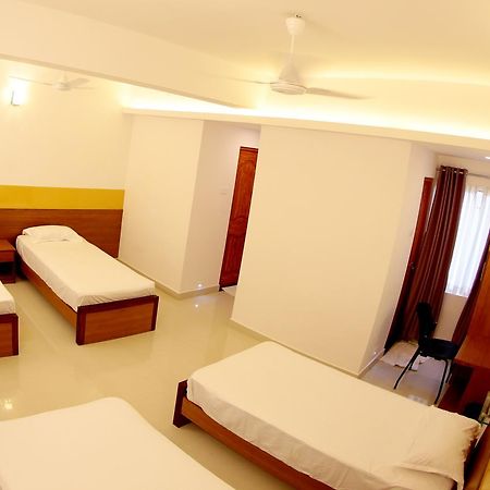 Roopmahal Hotel Thiruvananthapuram Екстериор снимка