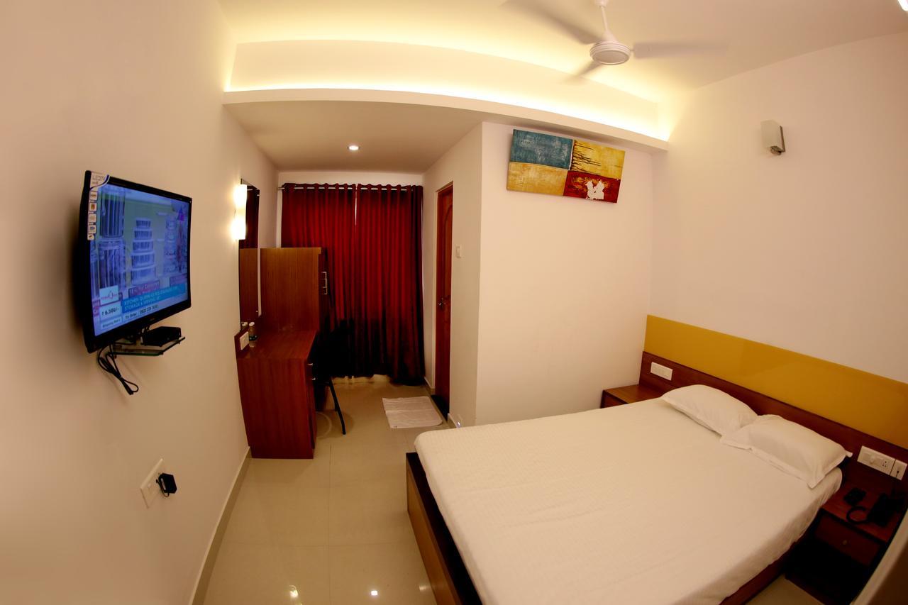 Roopmahal Hotel Thiruvananthapuram Екстериор снимка