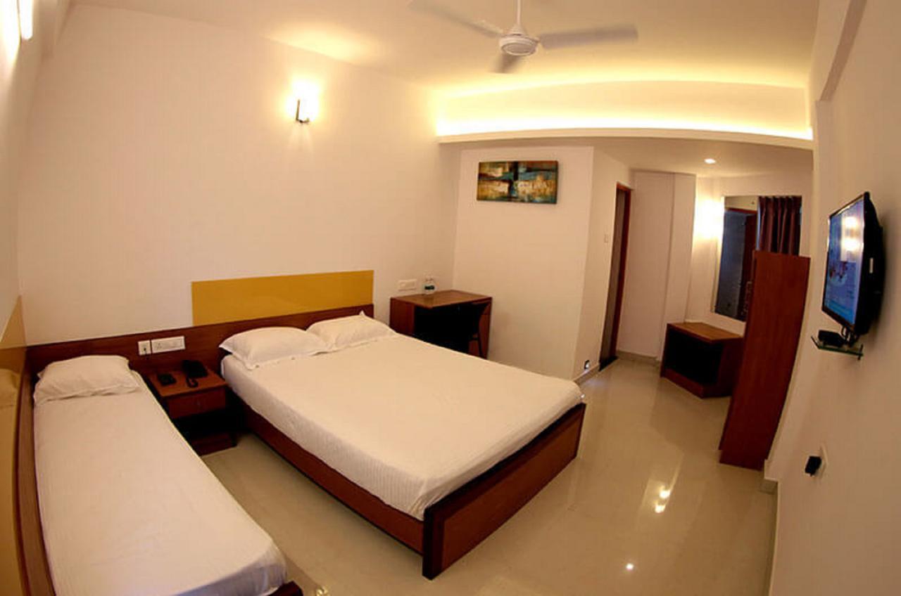 Roopmahal Hotel Thiruvananthapuram Екстериор снимка