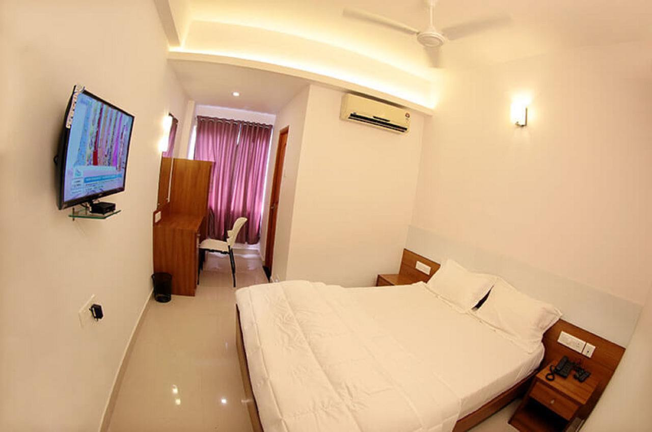 Roopmahal Hotel Thiruvananthapuram Екстериор снимка